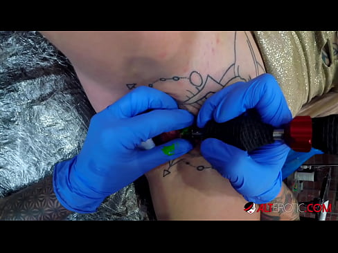 ❤️ Extremt tatuerade snyggingen Sully Savage fick en tatuering på sin klitoris ☑ Fucking at us ❌❤